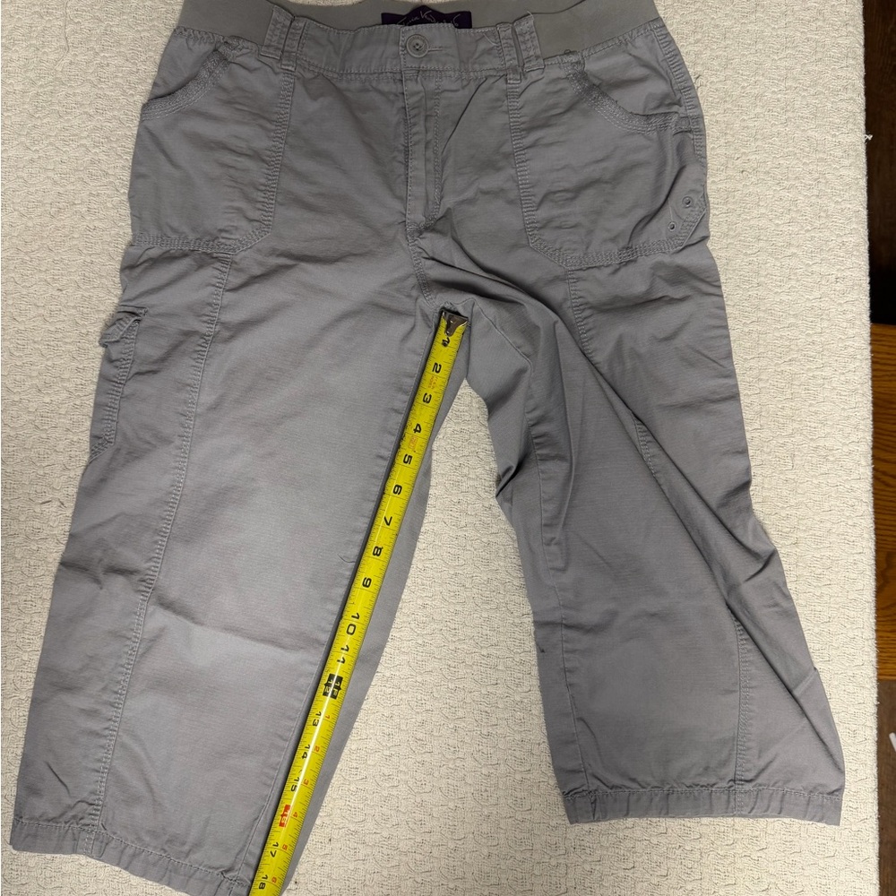 Gloria Vanderbilt Light Gray Cargo Capri Pants size 10